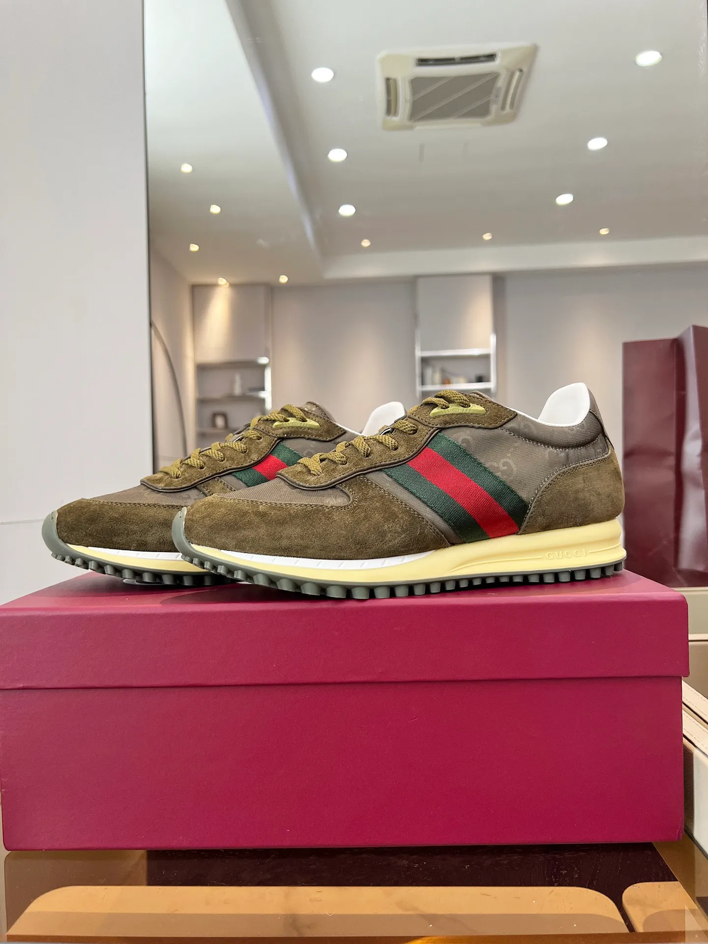 👟👟Ex-factory price 620👟👟 The design of Gucci's new casual shoes is simply amazing. The classic double G logo is matched with retro red and green webbing. It is fashionable and high-end. It is completely the top element in the fashion circle. It is highly recognizable when worn and keeps turning heads. 💯 The upper is soft and breathable, and the upper foot is comfortable! The soles are made of special cushioning material, so your feet won’t get tired no matter how much you walk. They are perfect for daily commuting, shopping, and traveling. Code number 40-45